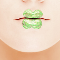 Rouge à lèvres vert en forme de trèfle