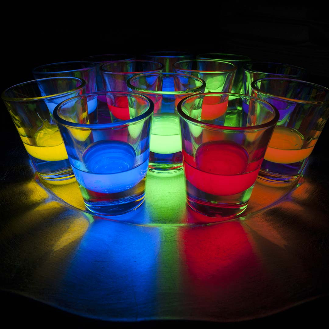 Nappe, verres, guirlandes fluorescents pour anniversaire