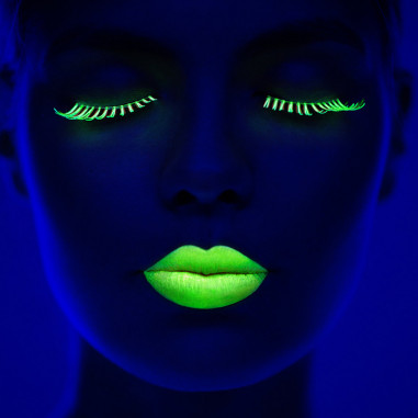 Fluo et phospho pour vos fêtes : maquillage, bracelets, déguisements