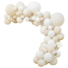 Arche de ballons nude et blancs avec éventails en papier