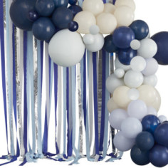 Kit arche de ballons bleu, blanc, argent et rideau franges