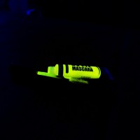 Le Maquillage fluorescent pendant l'été