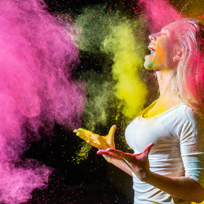 Découvrez le yoga Holi, la méditation colorée et la thérapie par l'art avec poudre Holi pour le bien-être et la relaxation