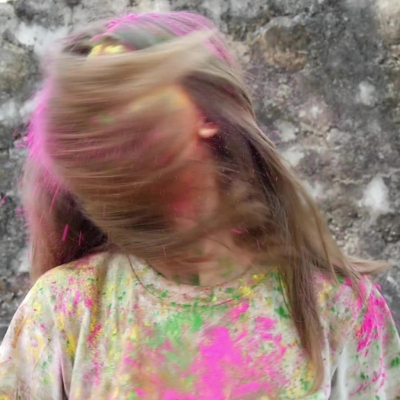 Comment créer une tempête de couleurs avec ses cheveux et de la Poudre Holi